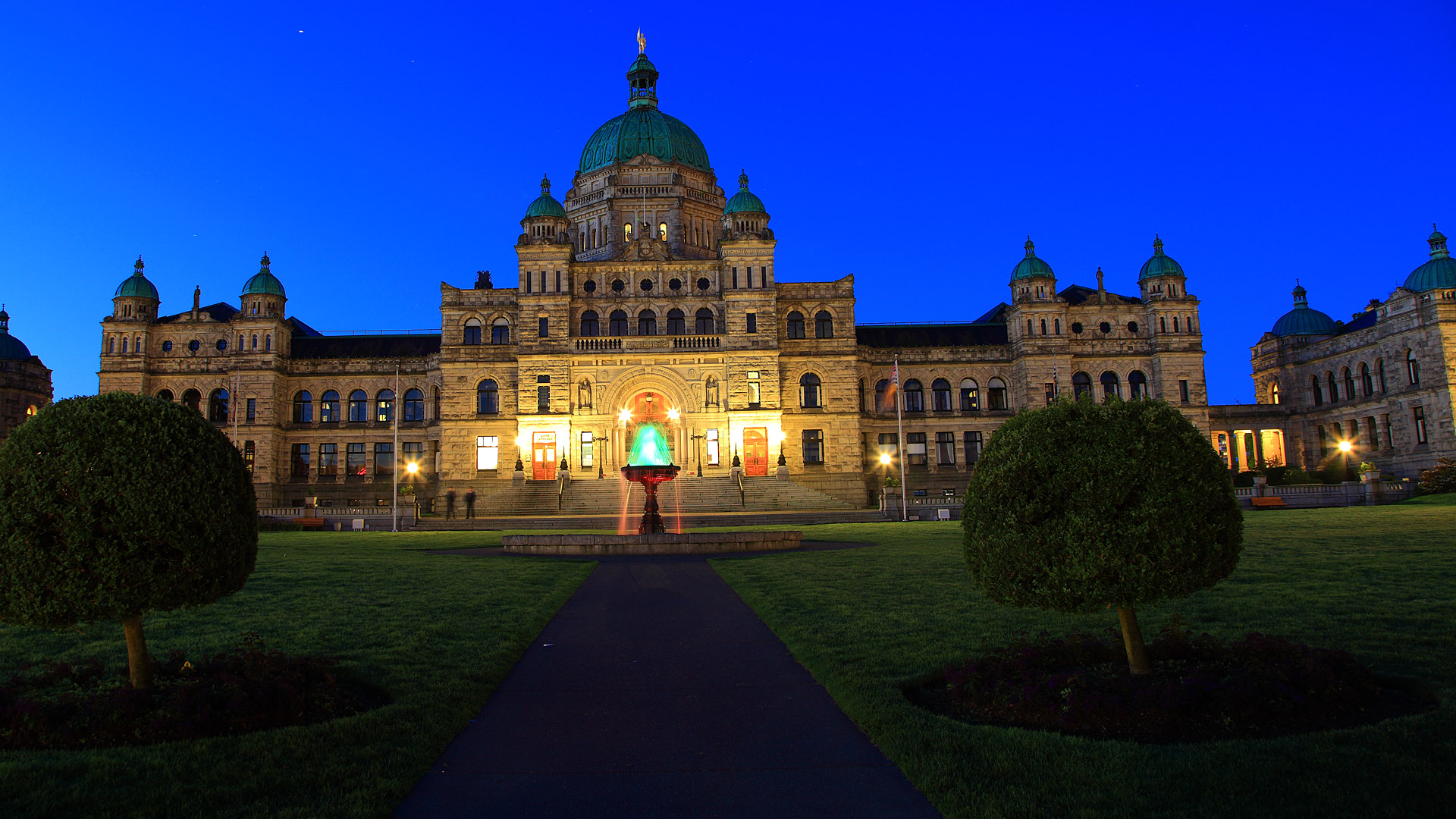 维多利亚省议会大厦面对着港口，是一座维多利亚式的建筑，由英国的法兰西斯·拿顿贝利设计。园内耸立着维多利亚女王的铜像，中央圆顶部分是乔治·温哥华的铜像。喷泉是为了纪念B.C.省殖民100周年所建，西侧的联合广场记载了加拿大10省及2地方的图腾徽章。 夜晚的议会大厦则有另一种风情，超过3千个灯泡装饰着大厦的周围，是维多利亚港湾区著名的夜景。